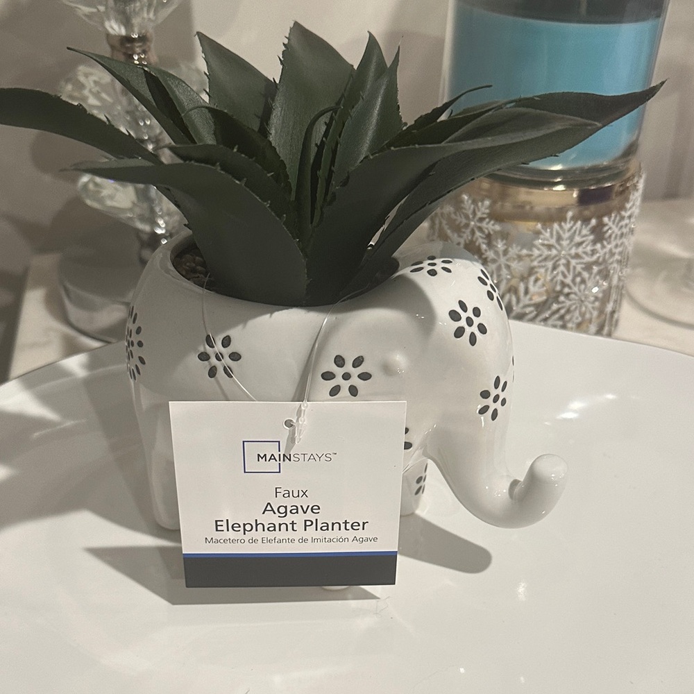Mainstays White Elephant Planter with Green Agave
